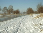 Schnee am Fluss